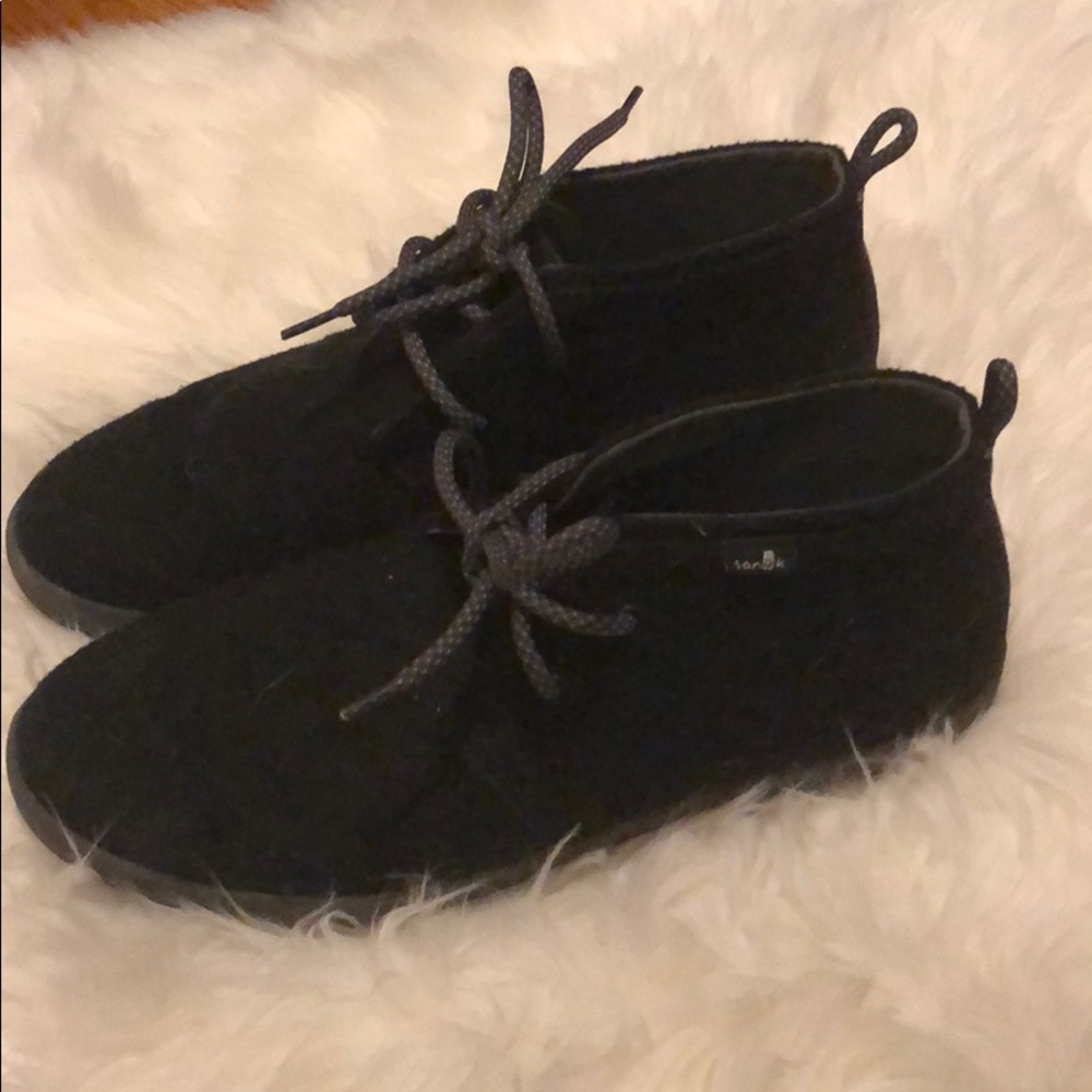 Sanuk comfy black shoes laces men’s 9 Nice!!